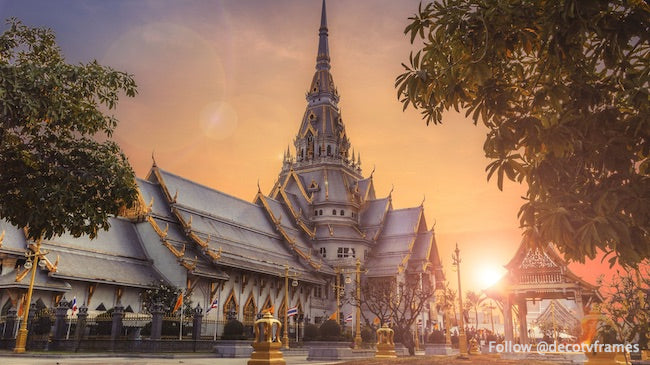 Structure en béton pointu gris 