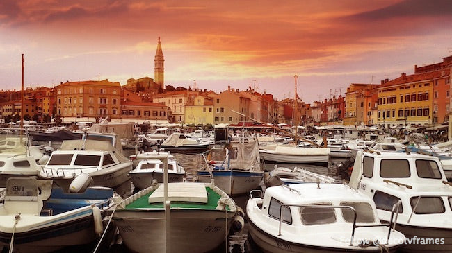 Yachts Blancs Sur Plan D&#39;eau Au Coucher Du Soleil 