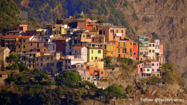 Edificios de hormigón amarillo, naranja y marrón. 